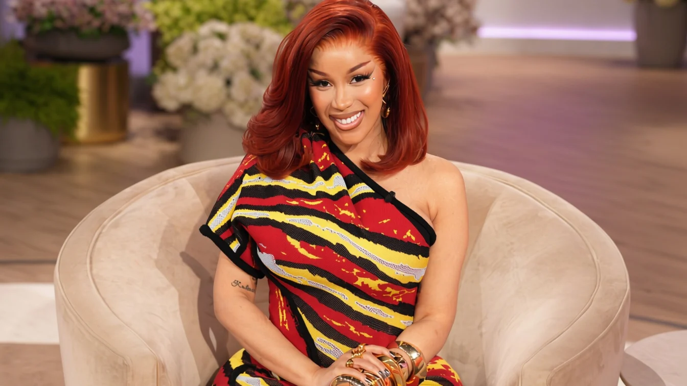 Cardi B uimește cu noul look magenta în 5 nuanțe diferite
