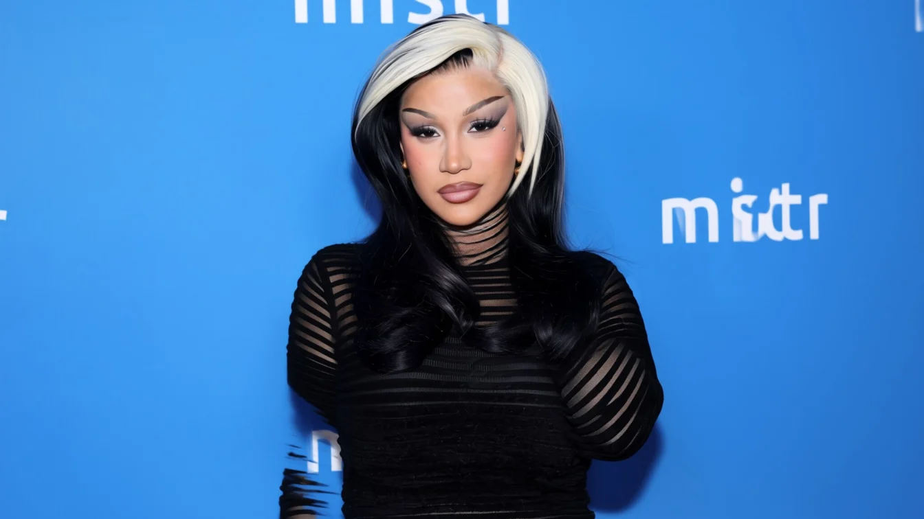 Cardi B a combinat 3 trenduri într-o manichiură cameleon absolut spectaculoasă