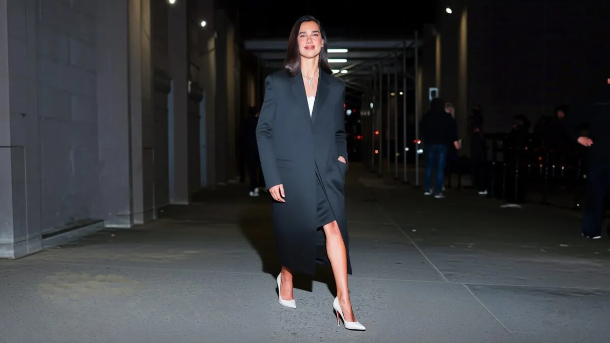 Dua Lipa poartă o rochie de 7.900 de dolari la evenimentul Nespresso din New York