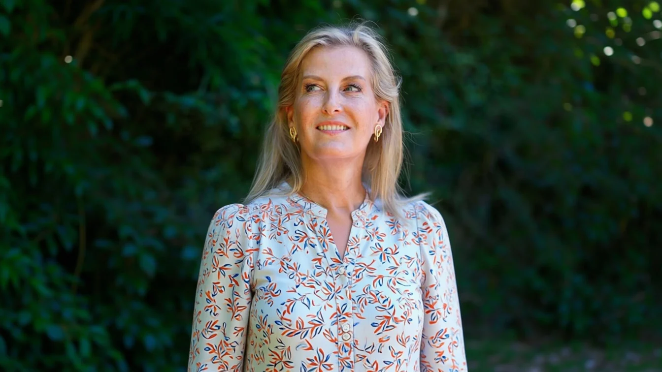 Rochia purtată de Ducesa Sophie în 2002 care seamănă izbitor cu ținuta Prințesei Diana