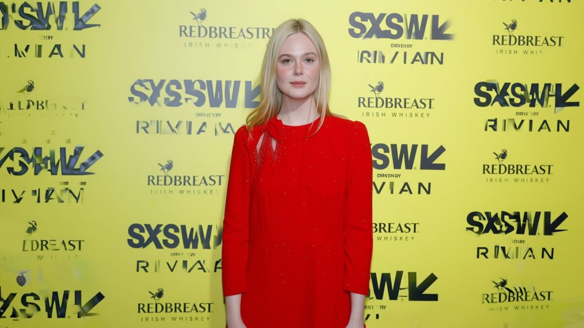 Elle Fanning uimește la SXSW 2026 într-o rochie roșie pentru noul ei serial