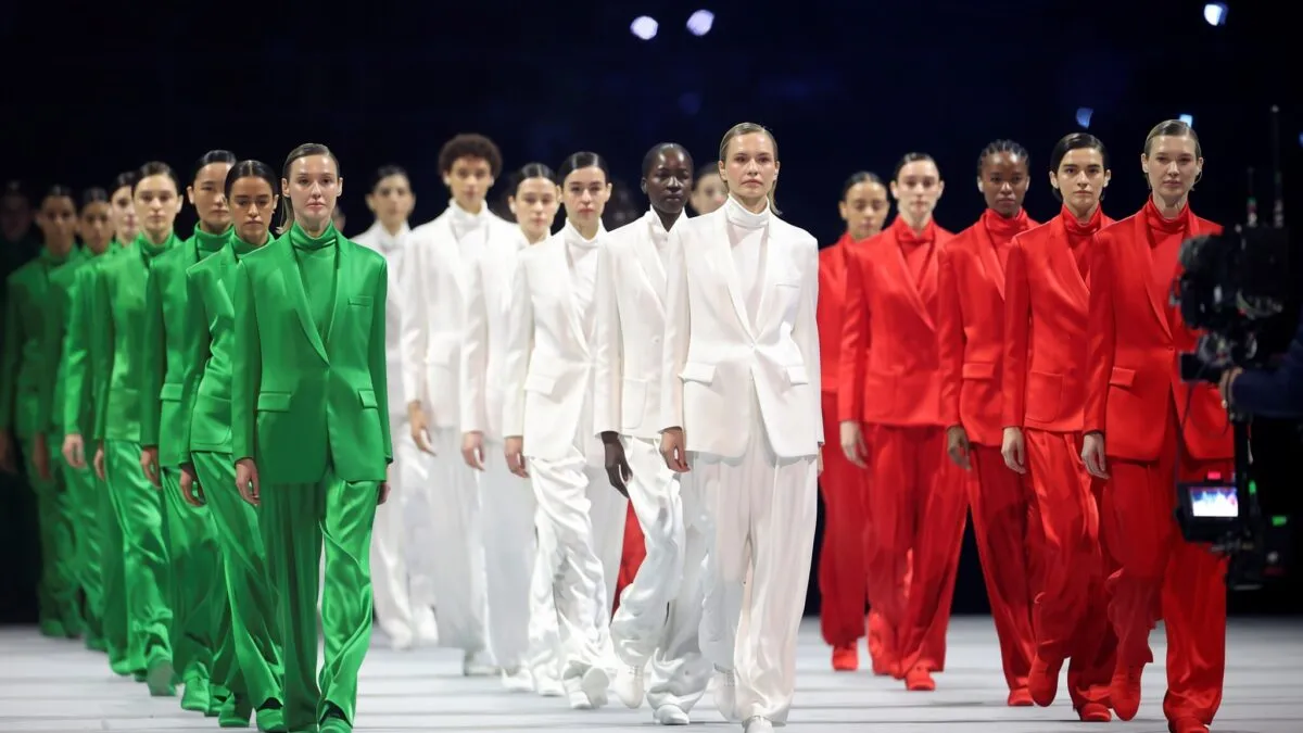 Armani vinde costumul-tribut de la Olimpiadă cu 5.000 de euro