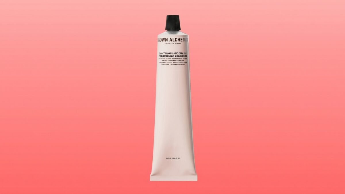 Crema de mâini Grown Alchemist de 32$ care te scapă de pielea uscată instant