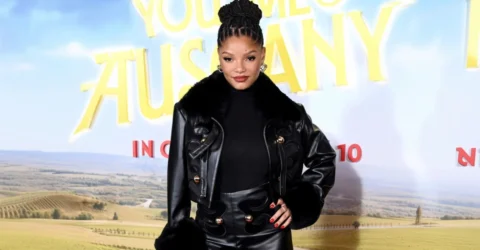 Halle Bailey alege o ținută îndrăzneață din piele și catifea la premiera din Londra