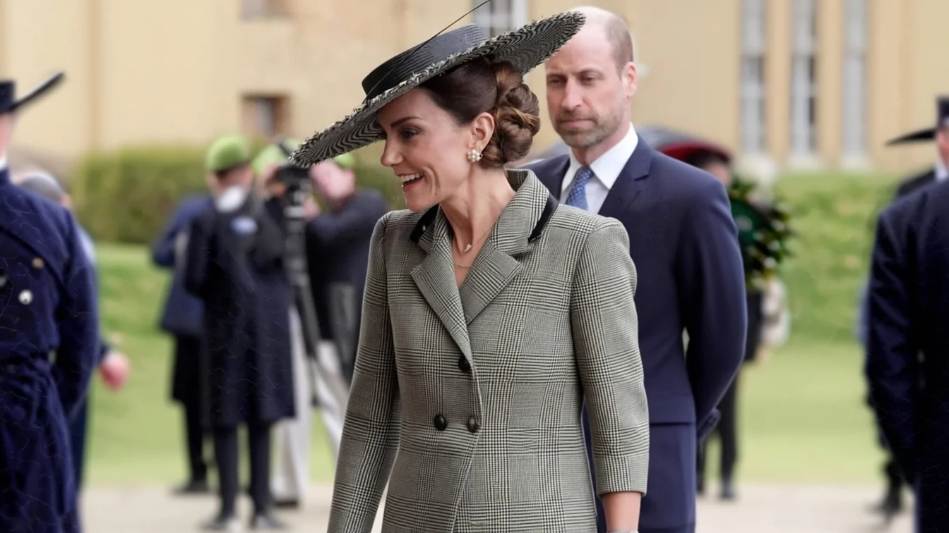 Kate Middleton modifică un palton de 2.850 de lire și poartă cerceii de la botezul lui Louis