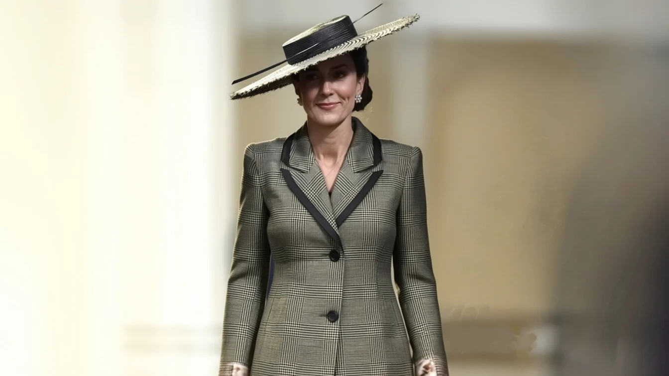 Kate Middleton readuce în prim-plan imprimeul Prințului de Wales la Canterbury