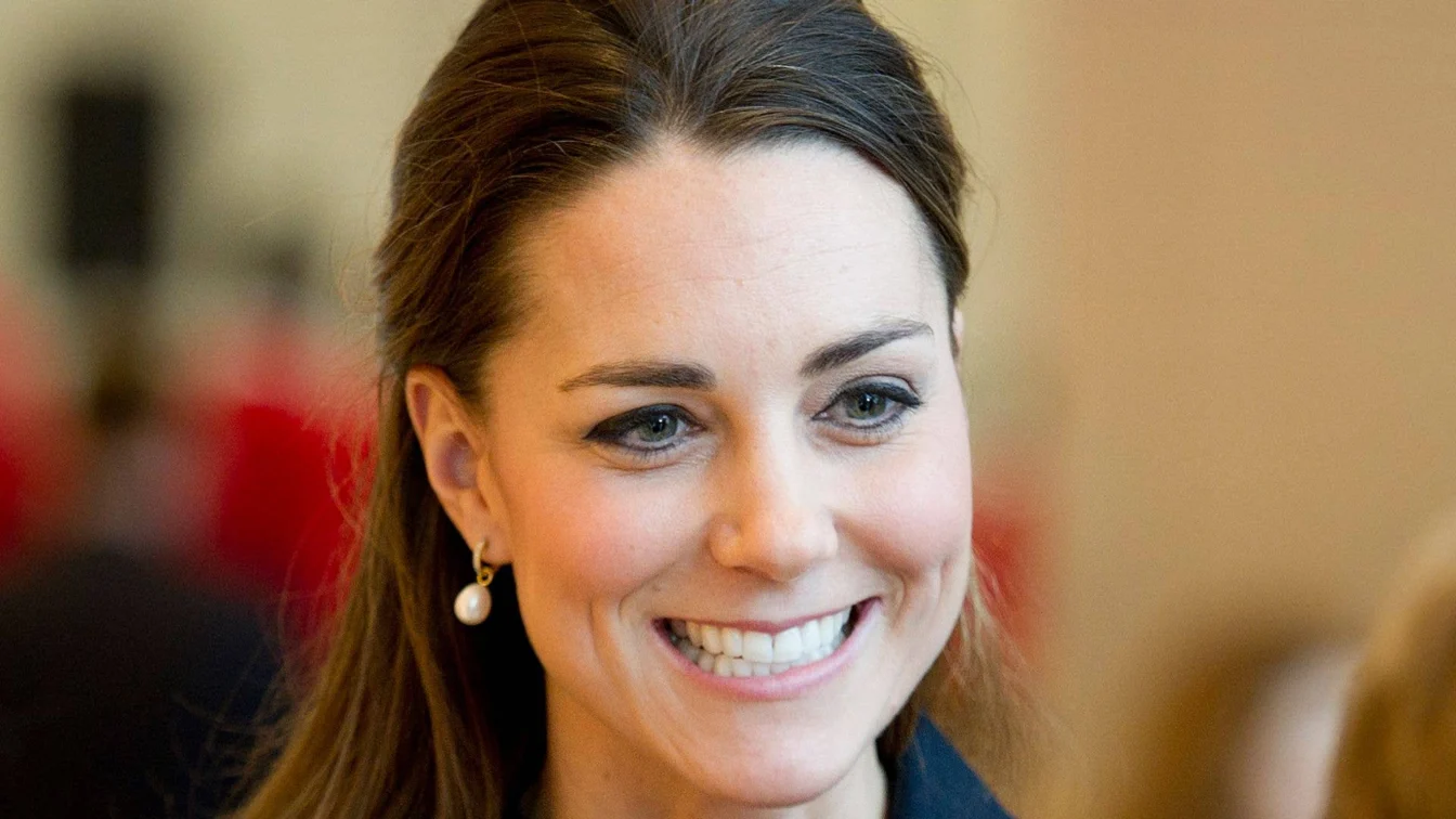 Kate Middleton a purtat în 2013 o fustă mini pe care azi nu ar mai alege-o