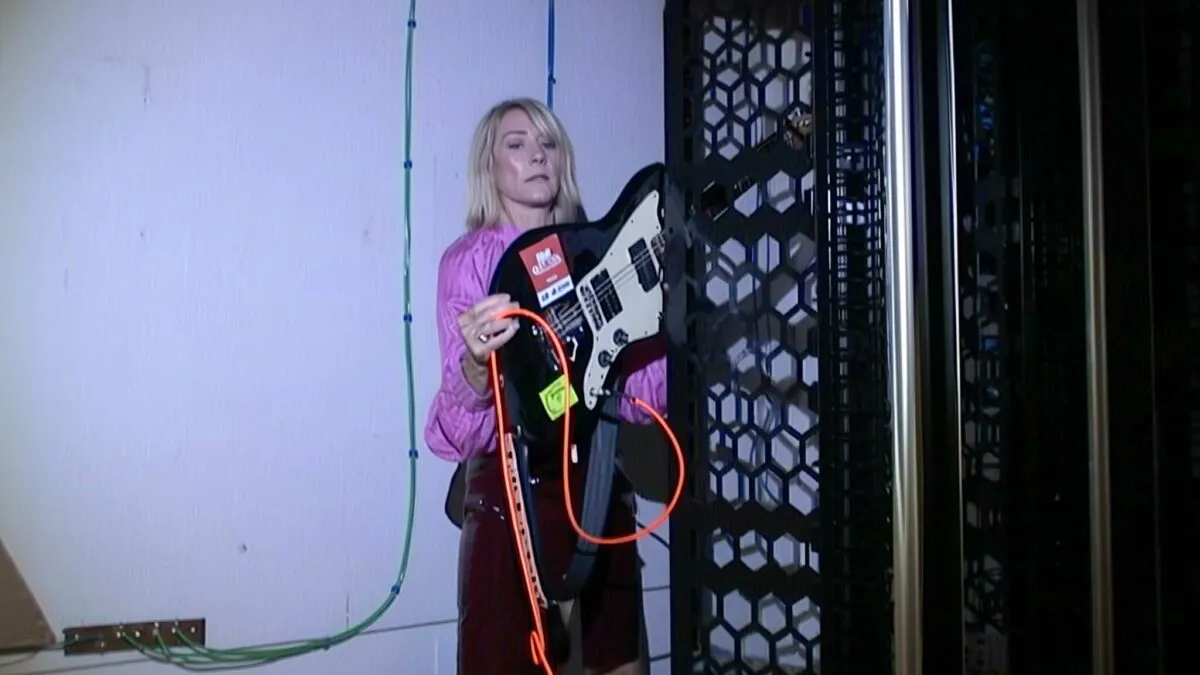 Kim Gordon lansează noul album la 72 de ani și aduce umor negru pe scenă