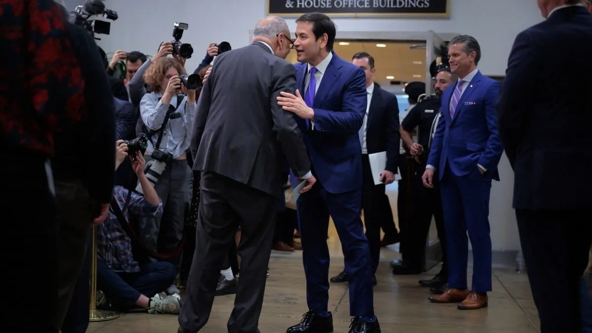 Pantofii de 145 de dolari primiți de la Trump sunt prea mari pentru Marco Rubio