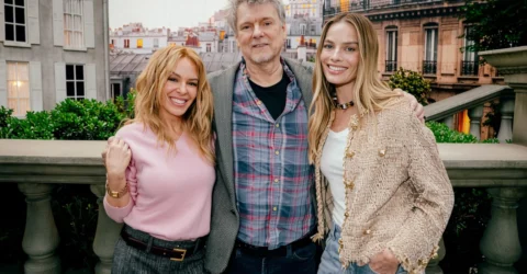 Margot Robbie recreează un clip Kylie Minogue pentru noua geantă Chanel 25