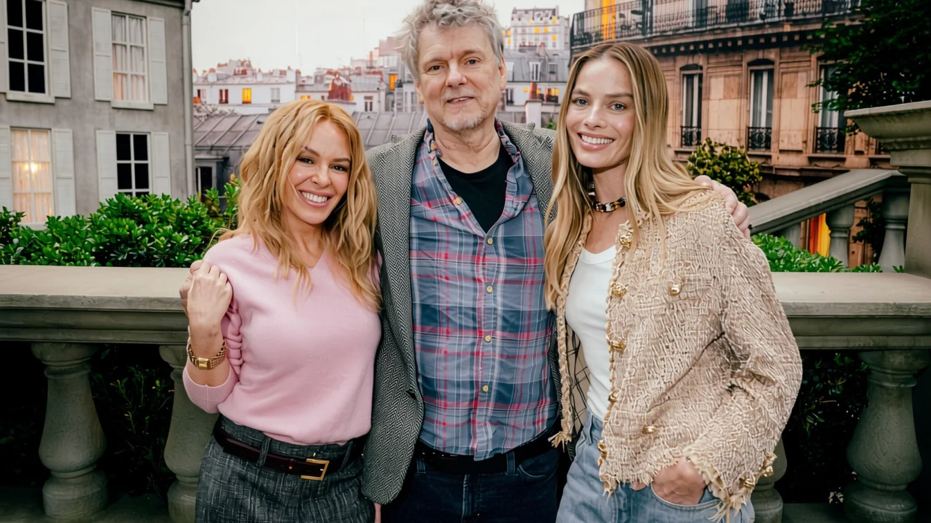 Margot Robbie recreează un clip Kylie Minogue pentru noua geantă Chanel 25