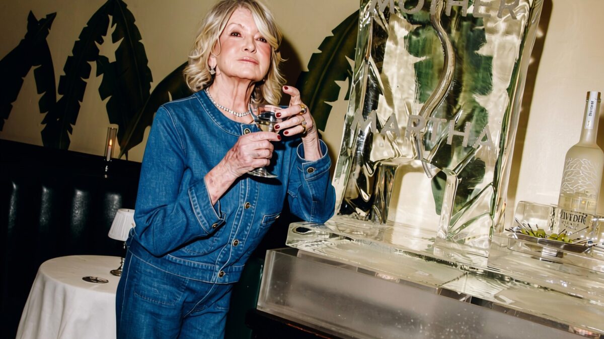 Martha Stewart dezvăluie la 84 de ani secretul ținutelor care se potrivesc oricui