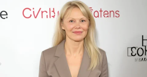 Pamela Anderson, la 58 de ani, arată incredibil fără machiaj în cizme înalte