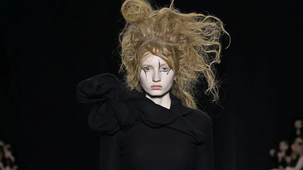 Look-uri extreme la Paris Fashion Week 2026 – păr ce sfidează gravitația și gene neon