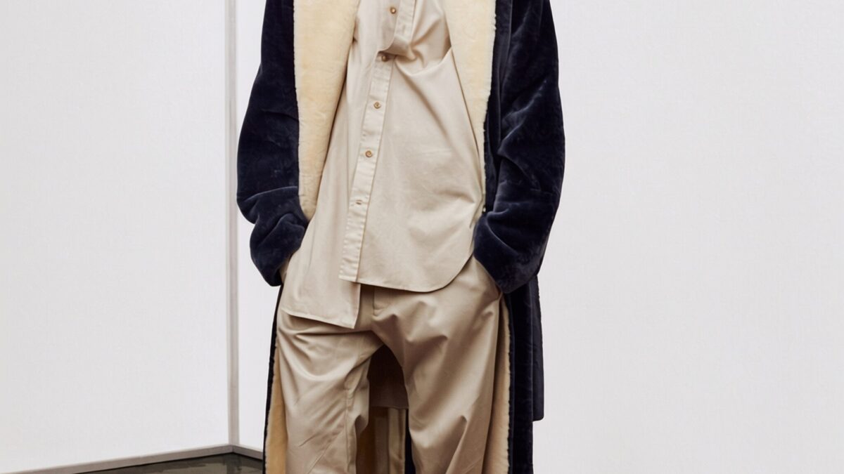 Noua colecție Phoebe Philo aduce haine din piele vopsită manual și mătase grea