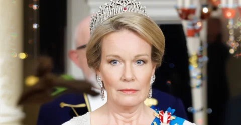 Regina Mathilde uimește într-o rochie Armani și o tiară veche de 100 de ani