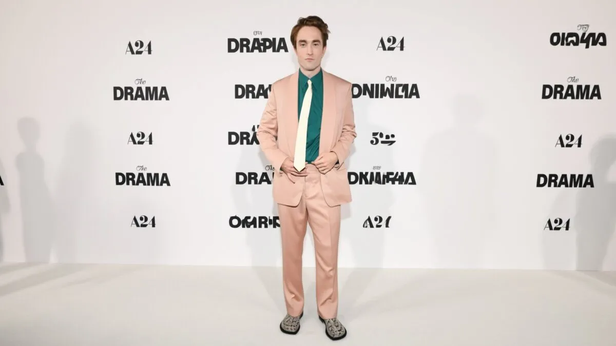 Robert Pattinson a purtat pantofi Dior din piele de șarpe la premiera The Drama