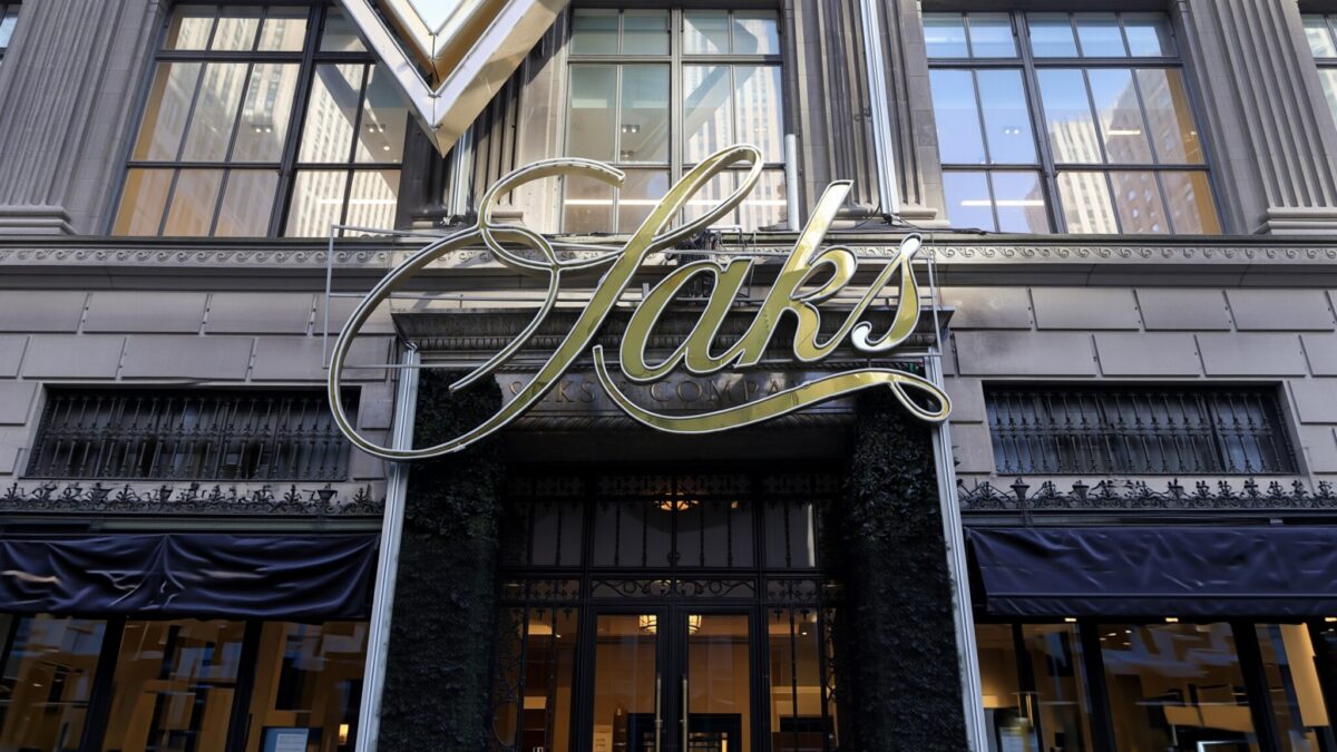Patru giganți ai modei cer Saks să plătească designerii tineri în restructurare