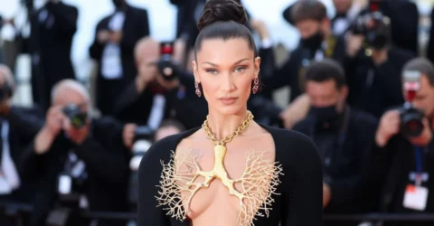 Schiaparelli aduce peste 200 de creații la Londra într-o expoziție unică