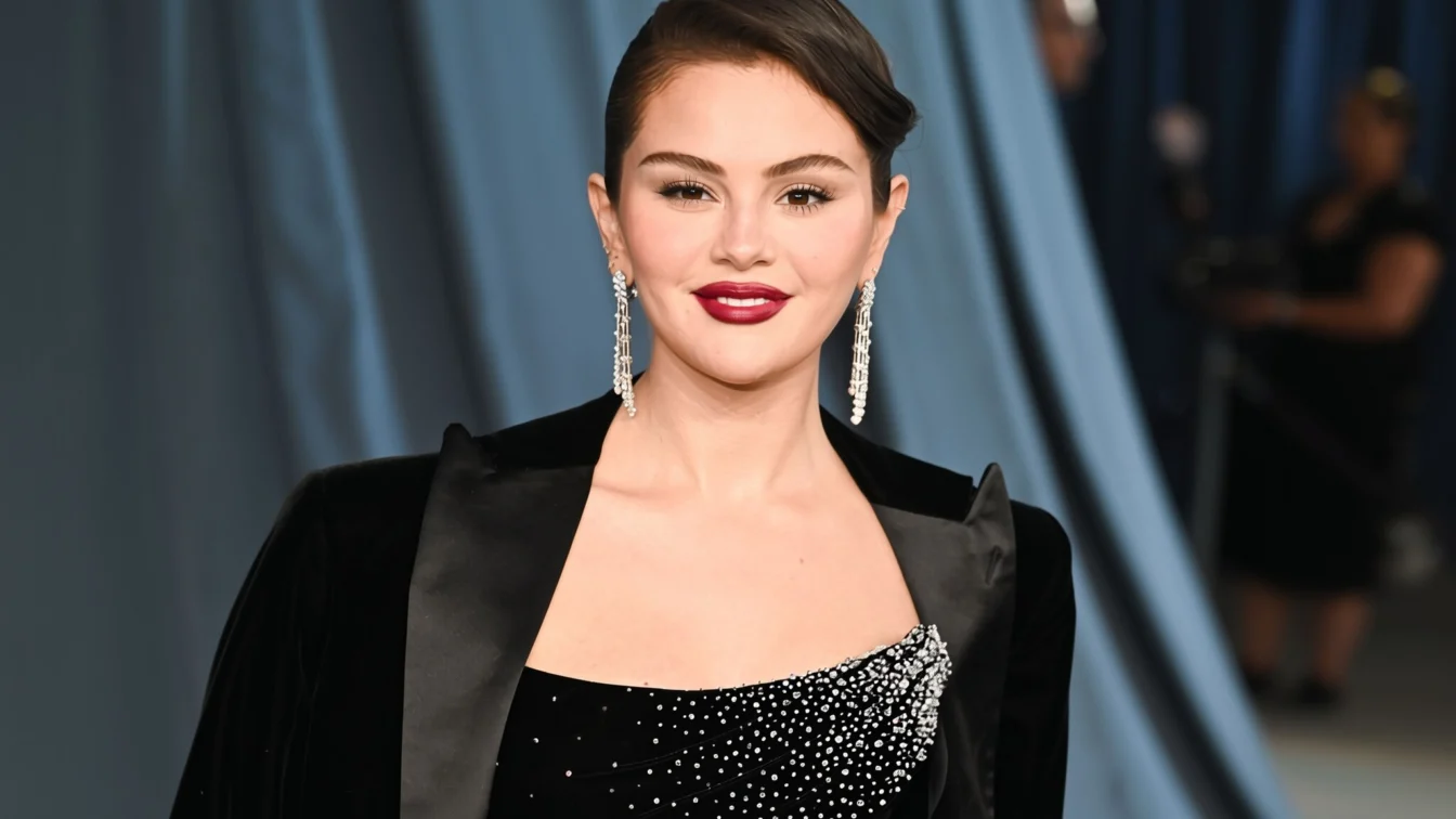 Coafura Selenei Gomez cu clemă de păr ne-a trimis direct în anul 1996