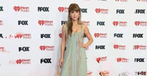 Taylor Swift revine la look-ul din 2016 cu o coafură iconică pe covorul roșu