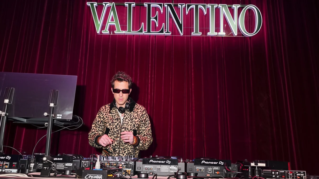 Valentino a transformat New York-ul într-un bâlci de lux pentru noua colecție