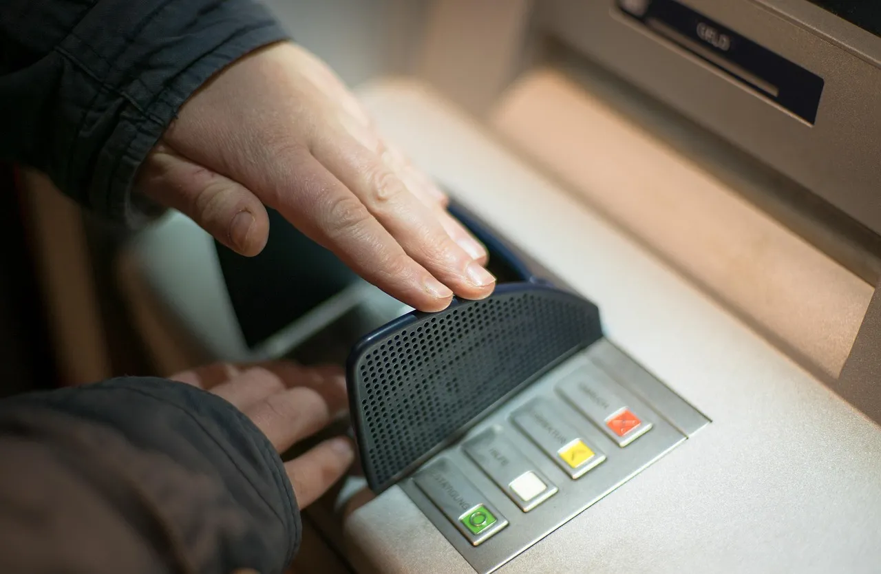 Frauda bancară prin telefon vânează clienții români cu 3 trucuri periculoase