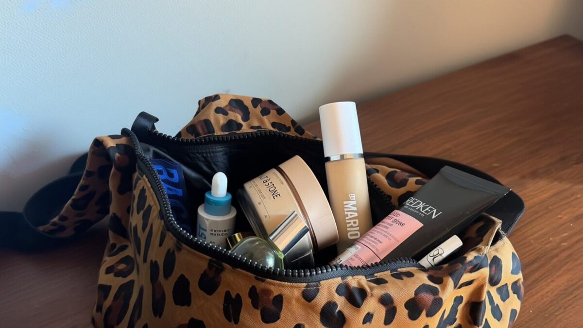 Am testat 9 genți de machiaj de la 30 de dolari care te scapă de haosul din bagaj