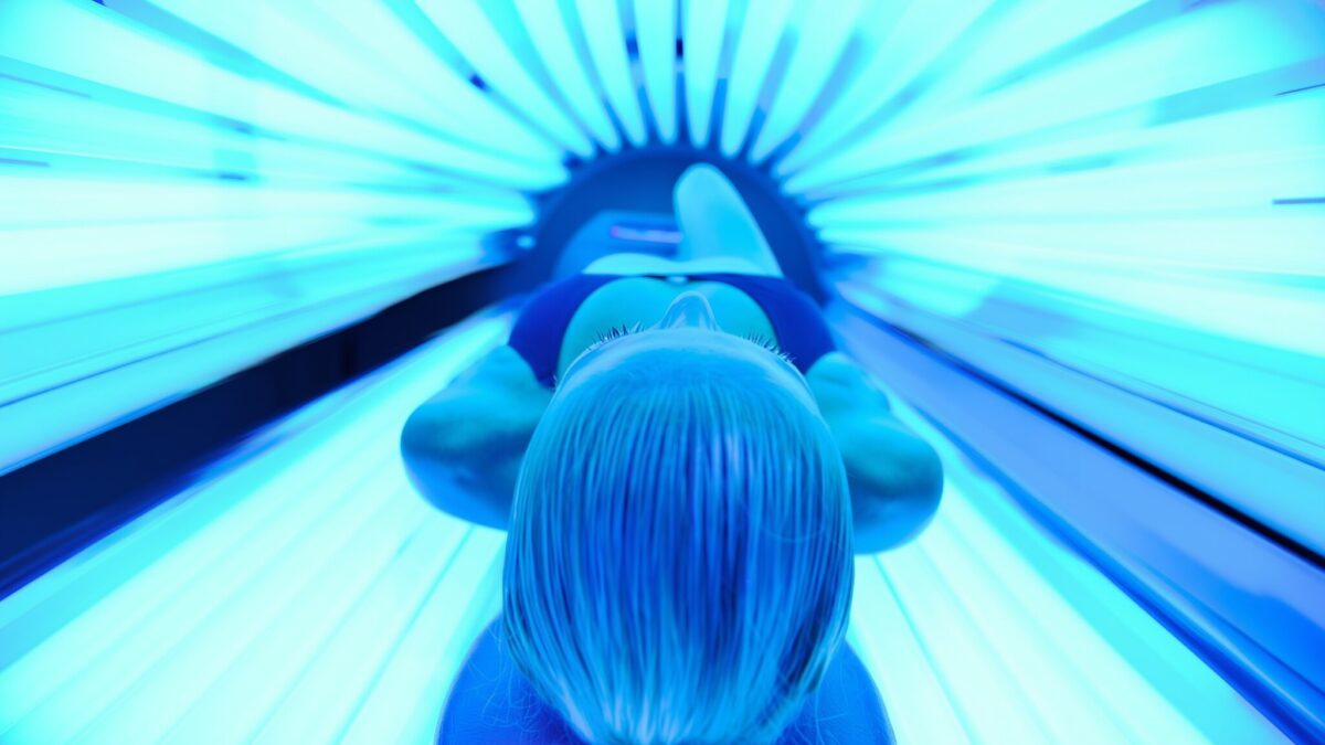 FDA renunță la interzicerea solarului pentru minori, riscul de cancer crește cu 200%