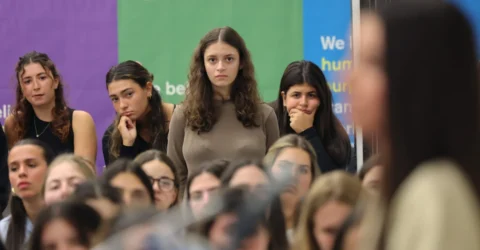 Studiu cu 217 participanți răstoarnă mitul introvertiților ascultători mai buni