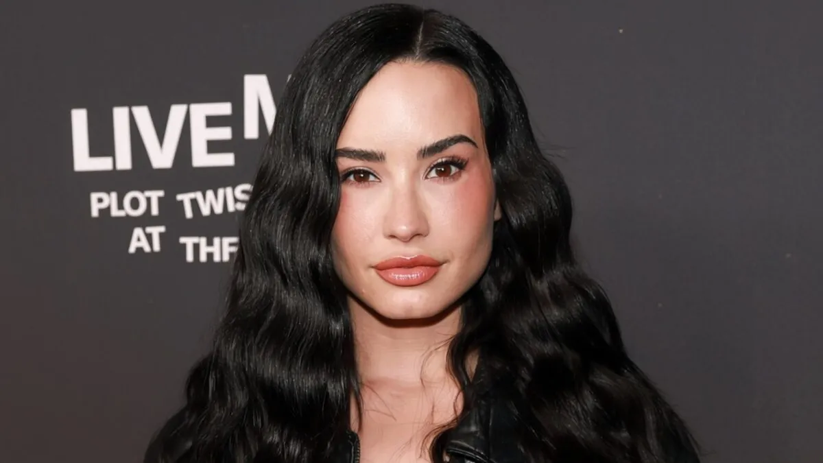 Demi Lovato aduce manichiura French cu vârf negru în prim-plan la Jimmy Fallon