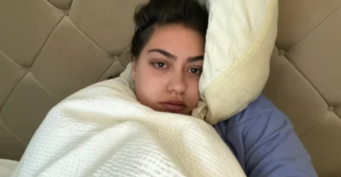 O tânără de 26 de ani a stat 8 zile în comă după ce a confundat meningita cu o toxiinfecție