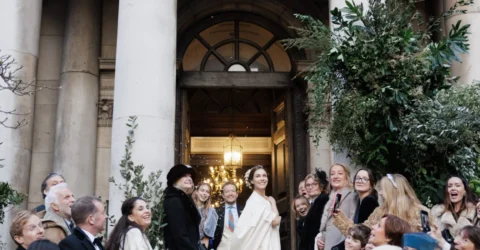 Nunta atipică din Londra cu petrecere în pijamale și aripi de înger uriașe