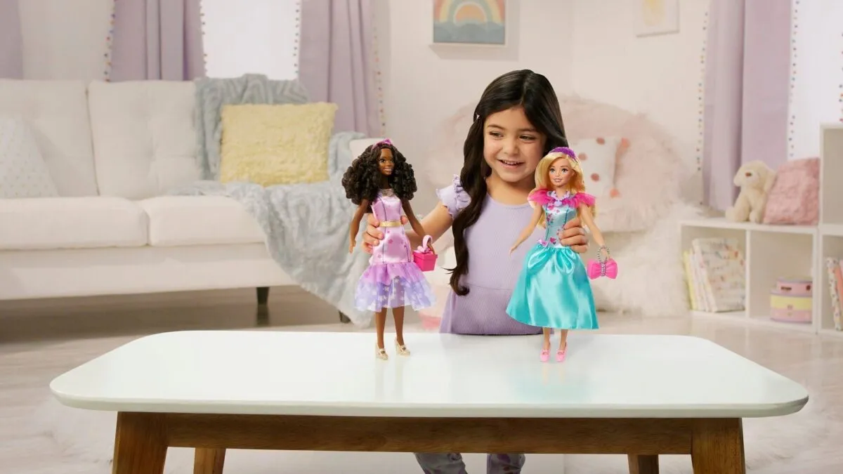 Păpușile Barbie, un beneficiu ascuns pentru copiii care petrec 5 ore pe ecrane