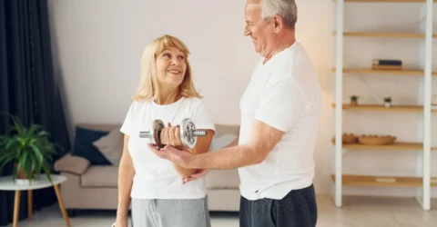 Un fizioterapeut dezvăluie 6 greșeli care te pot accidenta grav după 60 de ani