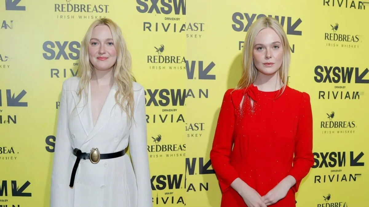 Surorile Fanning dicteaza moda la SXSW 2026 in tinute Ralph Lauren si Coach