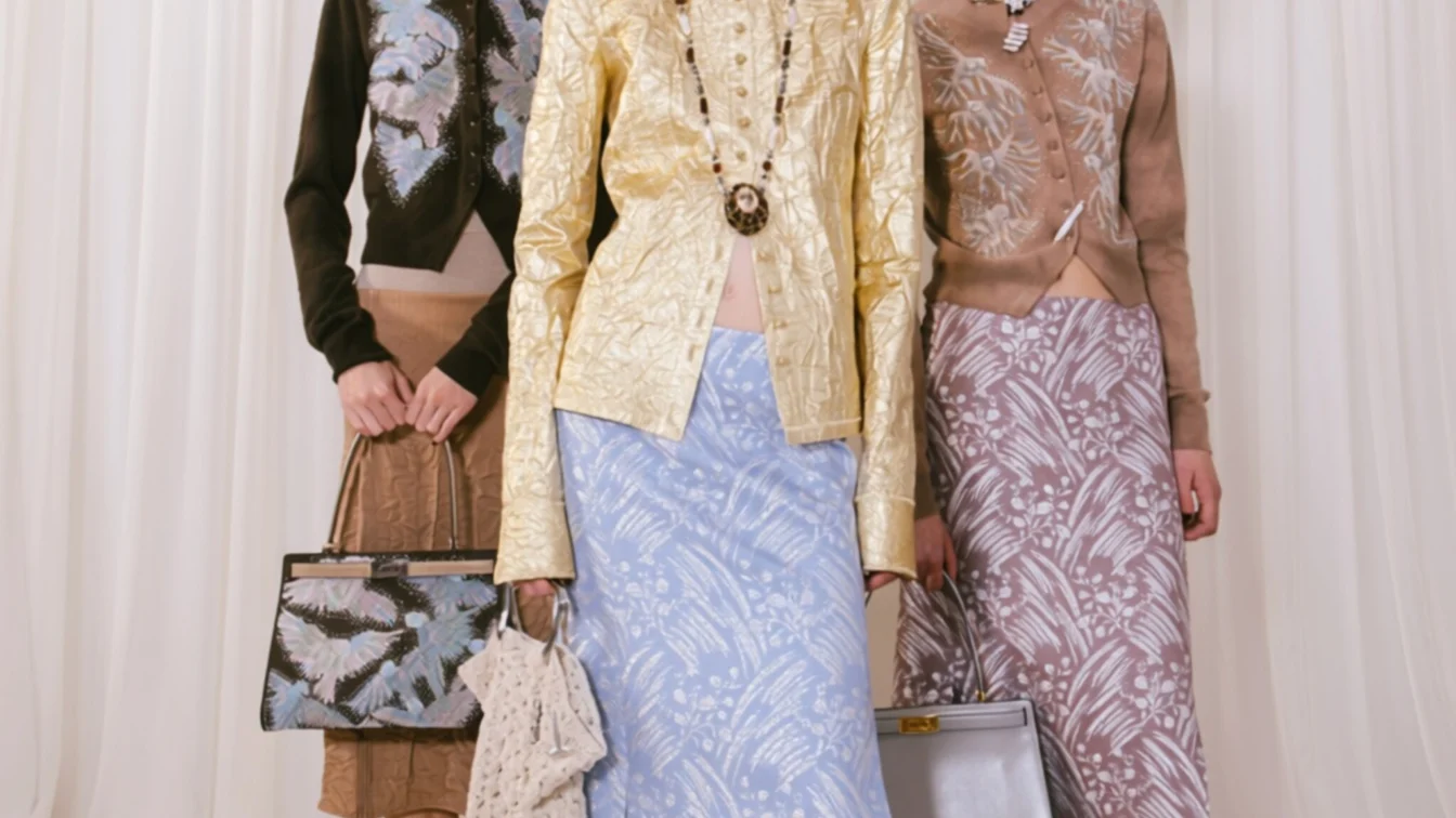 Gata cu pantalonii negri banali, 5 trenduri office vor domina moda în 2026