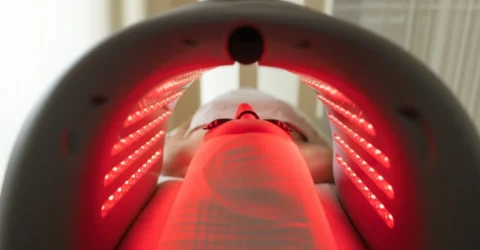 Terapia cu lumină roșie, o piață de 1 miliard de dolari, promite piele fină și păr mai des