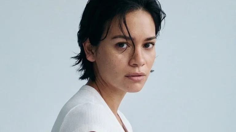 Brandul de blugi pe care il adori se transforma complet. Ce inseamna asta pentru garderoba ta