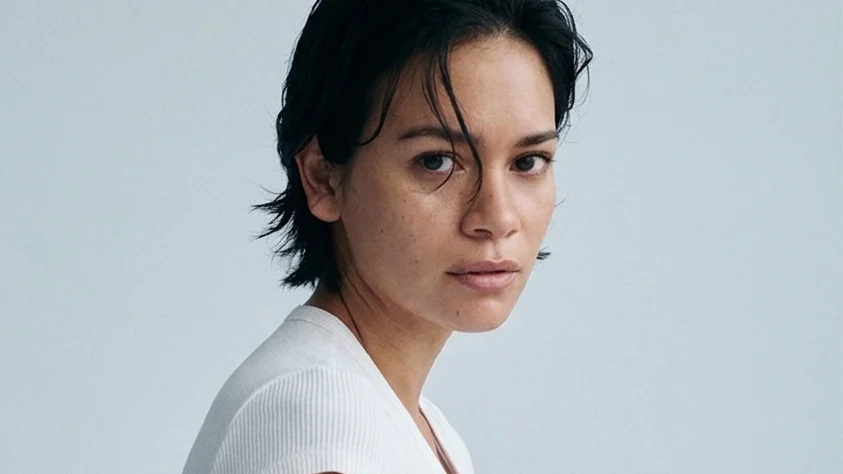 Brandul de blugi pe care il adori se transforma complet. Ce inseamna asta pentru garderoba ta