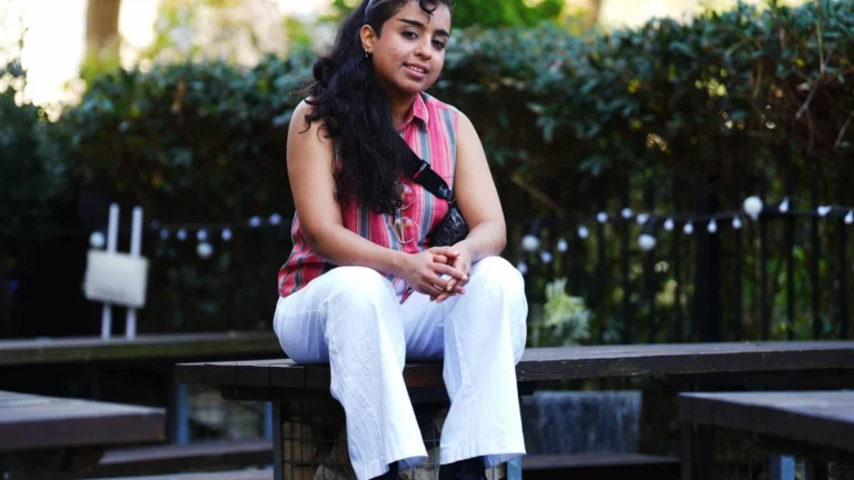 La 16 ani i s-a aranjat nunta cu un văr de 40. Povestea lesbienei care a fugit din Arabia Saudită