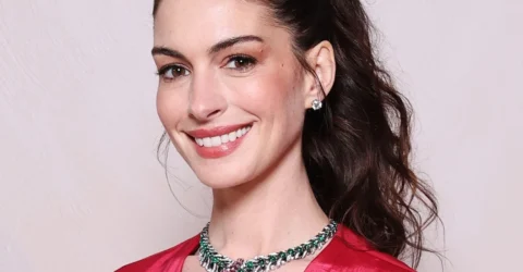 Manichiura roșie a lui Anne Hathaway anunță turneul Devil Wears Prada 2