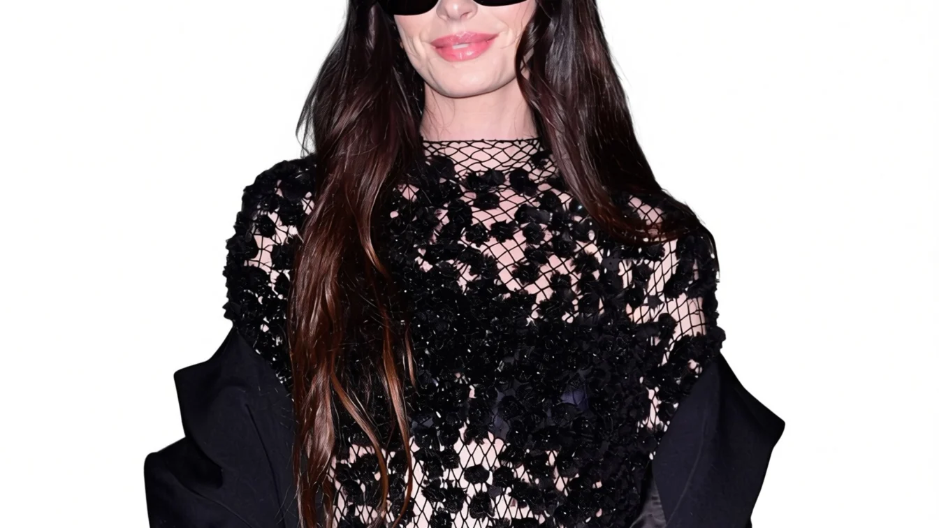 Anne Hathaway mizează pe rochii transparente pentru promovarea a două filme noi