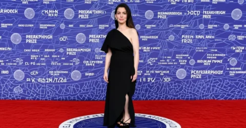 Anne Hathaway renunță la pantofi pentru sandale Aquazzura cu toc de 130 mm