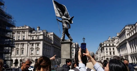 Nimeni nu se astepta la asta. O statuie misterioasa semnata Banksy a aparut in Londra