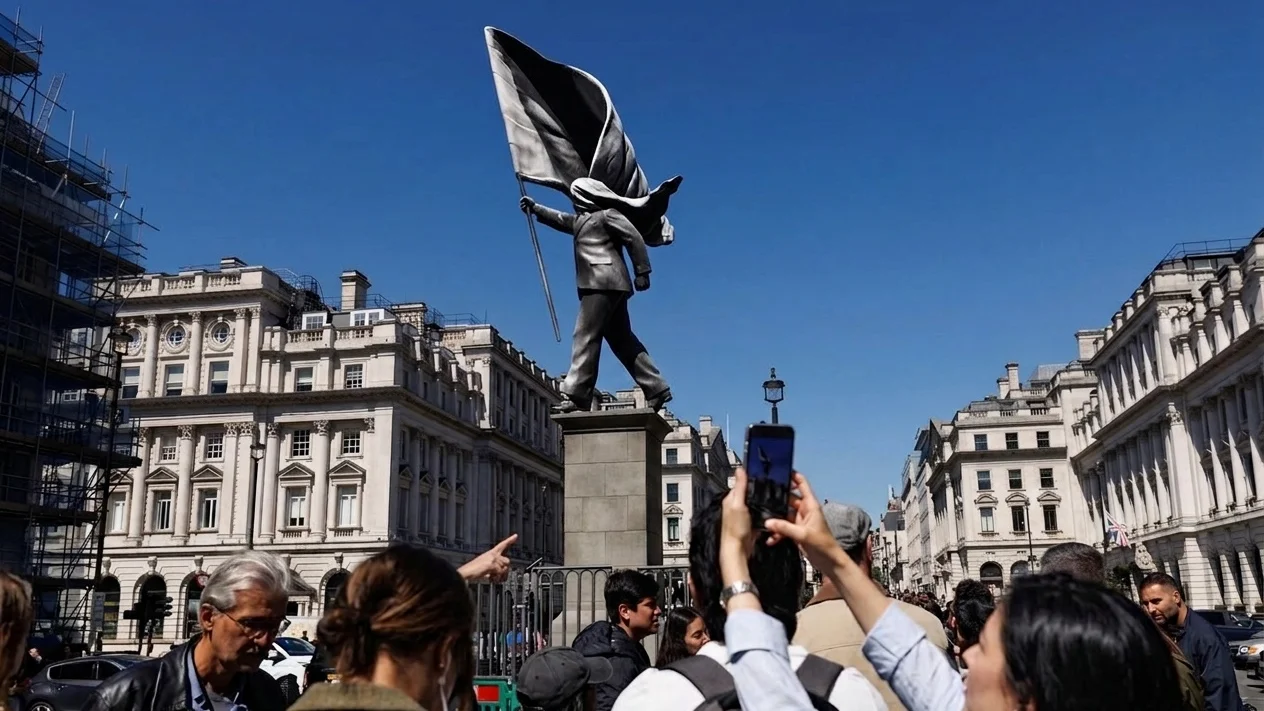 Nimeni nu se astepta la asta. O statuie misterioasa semnata Banksy a aparut in Londra