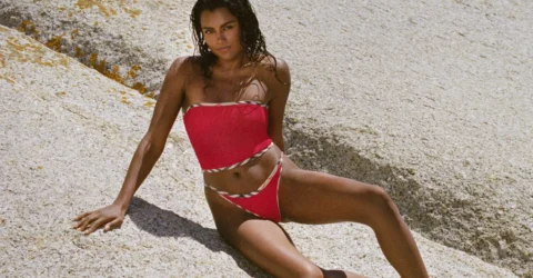 Burberry renunță la ploaie și lansează o colecție de costume de baie cu Hunza G