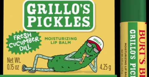 Burt’s Bees lansează balsamul de buze cu aromă de castraveți murați