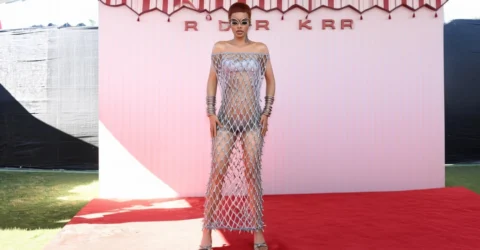 Tocurile Bottega ale Teyanei Taylor și cizmele Loewe purtate de Bieber la Coachella