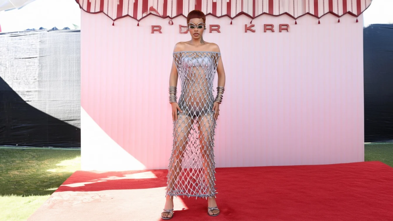 Tocurile Bottega ale Teyanei Taylor și cizmele Loewe purtate de Bieber la Coachella